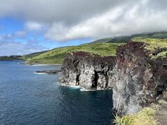 サタドー岬という案内板があり、行ってみると荒々しい断崖が見られました。