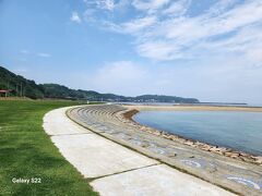 翌日
帰りは淡路サンセットラインをドライブ。
途中きれいなビーチ発見。
多賀の浜海水浴場。