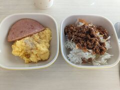 コンフォートイン那覇泊港の朝食

無料の朝食ということで、覗くだけのつもりがかなりしっかりした、
アメリカンブッフェで驚き！

卵料理の他に、タコスやゴーヤカレーまでありました！

結構しっかりいただいてしまいました。