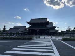少し進むと東本願寺が目の前に。街中に当たり前に神社仏閣がある京都の風景には異世界感を感じてしまいます。