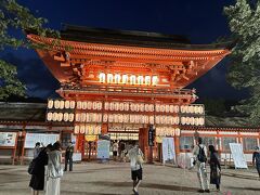 ご飯を食べ終え、下鴨神社まで腹ごなしのお散歩です。
この日はみたらし祭りの初日でした。　