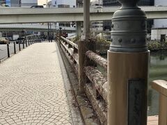 赤坂まで移動してきました。「べんけいばし」とは読みにくいけどとりあえず弁慶橋。
車道と歩道が分かれている普通の橋です。
弁慶橋ボート場がすぐそばなので見ていると楽しいですよ。
市ヶ谷のフィッシュセンターにはしょっちゅう行ってますが全然雰囲気が違います。
こちらは静か。
橋の見物だけではあまり面白くないと思うので釣り好きな人はチャレンジしてみてください！