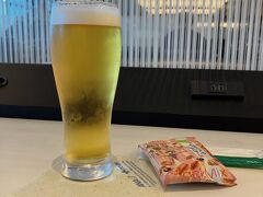 今回はANAで旅立ちます。
ラウンジでビール