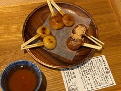  仙巌園 ぢゃんぼ屋
名物の両棒餅をいただきます。
しょうゆ、みそ、きなこ黒糖がそれぞれ2本ずつ。
お茶もついて450円。
