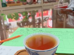 台北に行くと必ず立ち寄るお茶屋へ。
友人に大量に頼まれていたので、高いお茶をいただいて
リーズナブルなお茶をたくさん買いました。