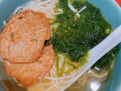 五島うどん。
讃岐うどん、稲庭うどんに並ぶ三大うどんだそう。
知らなかった～。
麺の太さは一番細いかな。
お出汁は甘めであったかうどんです、