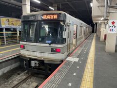 ラーメンを食べ終わりこむらさきからほど近い熊本電鉄の藤崎宮駅へ。
入り口がビルの中を通っていく感じでわかりづらく、焦りました。
（本数が30分に1本なので逃すと）
車両は元日比谷線で使われていた車両。
学生時代、「ひびちょく（日比谷線直通列車の意味）」と呼んでいた懐かしい車両です。