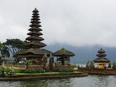 ウルンダヌンブラタン寺院のメル塔
メルは奇数塔の屋根で高いほど神格が高い。
霊山のアグン山を模しているそうです。
日本でいうと〇重塔のようなものになります。
湖に浮かぶ寺院で神秘的。
ボートで遊覧もできるそうです。