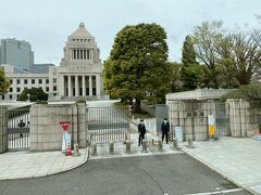 国会議事堂が見えてきました。こんなに東京に来てるのに来たことなかった気がします。もしくは高校の修学旅行でまわったかも？
