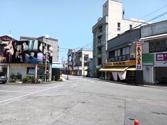 駅前の風景。黄色い看板が車窓からみて、気になったのです。