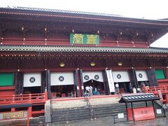 次に向かいの三仏堂（輪王寺本堂）へ。

東日本では最も大きな木造の建物なのだそう。平安時代に創建され、現在の建物は、1645年、徳川家光によって建て替えられたとのこと。

内部は撮影禁止です。
中の回廊を歩き、大きな三体の仏様の近くまで行って参拝することができます。