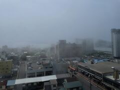 ＜函館山方面＞

12:00　天気がどんどん悪くなり遂に雨。
さっきまであんなに良く見えた函館山も全く見えません。

急な変化にビックリ！
この状態では函館山の山頂までランニングできません。
様子見するため、一旦ホテルへ戻りました。