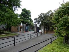 東京大学医科学研究所附属病院正門前を過ぎて、東京メトロ南北線・都営三田線の白金台駅出入口の手前に有る「ゆかしの杜入り口」を見て左折した。
