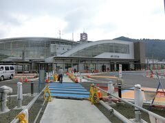 二戸駅に到着　工事中で歩きにくい
『南部せんべい乃巖手屋』の施設が歩いて15分くらいらしい…