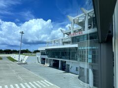 羽田の出発が少々遅れたのですが、無事に久米島空港に着陸しました。

滑走路からターミナルが見えてきた、けっこう大きい！
https://www.youtube.com/watch?v=42O9g7GzB78