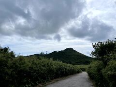 次の目的地は宇江城城跡です。比屋定バンタ付近から島の内側へ細い道を入っていきます。