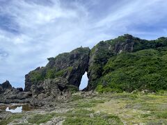 続いてやって来たのはミーフガー。久米島が子宝の島と呼ばれる所以のひとつがこちらのようで、ここで祈るとご利益があると伝えられています。実際に久米島の出生率も高いそうですよ。

奇岩が多いですね
https://www.youtube.com/watch?v=heAM6V9llOQ