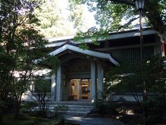 一の鳥居から真っすぐに伸びる表参道のほぼ正面にある宝物殿。
神社に伝わる宝物や新潟県の芸術家による作品等が展示されています。
木々に囲まれた場所にあり、あまり建物は目立ちません。入場料は300円です。