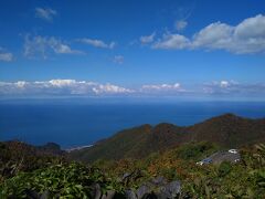 弥彦山からの風景は、本当に大パノラマ。絶景が拡がっていました。
青い秋空に真っ青な海。遠くには佐渡ヶ島もよく見えていました。