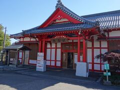 弥彦駅は、弥彦神社の社殿をイメージさせる造形をしています。
リニューアルはされているそうですが、開業した大正5年から寺社造りの駅舎は変わらないそうです。