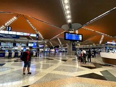 5時半には空港です。
時間が時間なのでガラガラですね