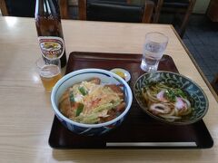 夕方は、駅前の食堂で一杯飲みました。
かつ丼とうどんでビール。

動かん以上、しゃあないわ。