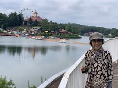 りんどう湖ファミリー牧場へやって来ました～
途中、国道4号を右折した所で栃木警察に捕まりました^^;なんと5台ほど速度超過で捕まっていました。ほとんどが県外ナンバー、観光客でしょう。
みなさん、那須高原の道は法定速度を守りましょう！！
ファミリー牧場は、アトラクションや動物たちもいっぱいいて万人におすすめできるテーマパークですよ～