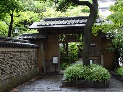 JR博多駅から、徒歩でほんの近く 楽水園があります。
高層ビルの谷間で、緑豊かな静かな庭園です。