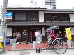 櫛田神社を出ると、目の間の通りに レトロな家並みがありました。
博多町家ふるさと館で、正面は博多の伝統工芸を扱う土産物店。
そして、右隣が．．．