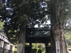 龍光院。
塩田北条氏の菩提寺。格式ある黒門と樹齢600年のケヤキが見事。