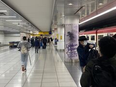 ＜2023/03/18＞
14時前に京急羽田空港第3ターミナル駅。
降りる人も多くなってきていました。