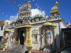 スリマハマリアマン寺院。インド式お寺はとにかくハデハデね。