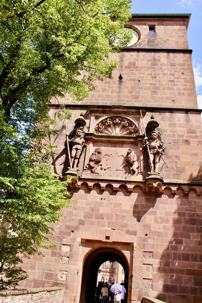 いよいよ城内へ入ります。<br />高さ52ｍ、奥行き13.5ｍ。<br />城門館