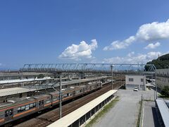 こだまなので抜かれまくって米原着。
それでも18きっぷの旅を思えばはるかに快適です。
乗り鉄きっぷでは、東海道本線はここまでがフリー区間です。

と聞くと、うまくこのきっぷを使えば関東ー関西を安く移動できるんじゃないかと思うかもしれません。
しかし、以下のようなルールがあります。
https://railway.jr-central.co.jp/tickets/noritetsu-tabikippu/index.html

抜粋開始
フリー区間外の特急（新幹線含む）・急行・普通列車に乗車する場合

フリー区間外の乗車区間の運賃・料金が別に必要です。
なお、特急（新幹線を含む）・急行列車を利用する場合には、フリー区間内の乗車区間と乗越区間について、それぞれ特急・急行券が必要です。（フリー区間をまたぐ通しの特急券では利用できません。）

（例１）名古屋から東海道新幹線「ひかり」を利用して東京まで乗り越す場合

このきっぷの他に、熱海～東京間の運賃、名古屋～熱海間・熱海～東京間の料金をいただきます。

熱海駅を通過する列車の場合、普通車自由席のみ利用可能です。
（普通車指定席・グリーン車は利用不可）。
抜粋終了

…JR東海の気持ちがひしひしと伝わってくるルールです。w

それにしても暑い…
写真からそれが伝わるでしょうか。