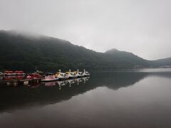 上州三山パノラマ街道をドライブして25分くらいで
榛名湖に到着しました。