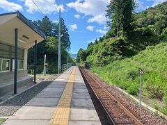 夜が明け、早いもので旅行最終日になりました。両石駅で列車を待ちます。ふと山の方を見ると鹿さんがいました。

この日は快晴。一日だけでも天気がいい日があってよかったです。