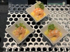 東京・羽田空港第3ターミナル 4F 『ANA SUITE LOUNGE』

110番ゲート付近の『ANAスイートラウンジ』のフードコーナーの
写真。

〇 海老マリネ、マンゴーソース