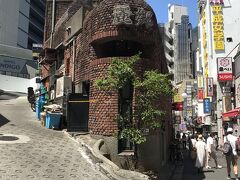 渋谷の目的地一つ目。麗郷という台湾料理屋です。煉瓦造りのレトロな建物。1955年創業