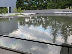 すぐ隣の東山魁夷美術館にも寄れました
中庭に池があって涼し気な雰囲気

長野駅で土産物を買って帰りました