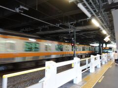 　飯田橋駅で下車。軽量タイプのホームドアでした。
　これでも安全策としては充分と思っていたけど、小さい子ども連れとしては、完全タイプが安心ではあります。
