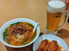 名古屋駅へ戻って味仙で夜ご飯。名物の台湾ラーメンの辛さ控えめのやつ(なぜかメニュー名はアメリカンといいます)にしましたが、それでも辛さでむせます。。