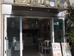 初めて降り立つ新大久保駅、そこから歩いてすぐの2D Cafe 新大久保店。