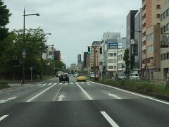 関門海峡を越え、北九州市からはR3で福岡市へ。　大都市都心部での運転は少々緊張しますね(^_^;)　昭和通りにて縦設置の信号機を発見！　札幌市内を走行しているかのような錯覚を覚えました。　ちなみに福岡には何度も来ており、名所は観光済みなので今回はパスです。