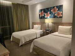 ツインは３名/室までだったので２部屋手配。
コネクティングルームリクエストしていたが、「ない」って言われた。
せめて隣の部屋にしてくれたらいいのに、隣の隣の隣の隣の部屋だった。
このホテルで使う荷物はスーツケース１つにまとめていたので、不便だった。