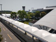 1時間弱で広島空港着
空港周辺は警察関係者がそこそこ
増えた感じで物々しい雰囲気です。