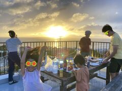 本日、宿泊はこちら「ゆくりなリゾート沖縄・海風」

海洋博公園近くの高台にあり、オーシャンビューは最高です。
しかも、屋上で自由にBBQが楽しめ、
お肉、野菜、炭を各々で用意すれば、道具、調味料などの使用は全て無料！！！
なんて素晴らしいサービス！！！

最高の夕焼けを見ながら、最高のBBQを楽しめました！