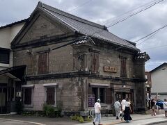 堺町通は建物が本当に見応えがありますが、ガラス工芸のお店が多いです。
限られた時間の中なので、外から建物を見て楽しみました。
ここは旧北海雑穀株式会社の1907年(明治40年)の歴史的建造物(第85号)だそうです、今は硝子の灯 彩やさん
