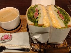 ●サンドイッチマン＠JR/天満駅界隈

僕は、「たまごサラダサンド」にしました。
これで、レギュラー。
ハーフサイズも可能なようです。