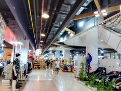 暑くなって来たので、エアコンガンガンのこちらのビルに入る。