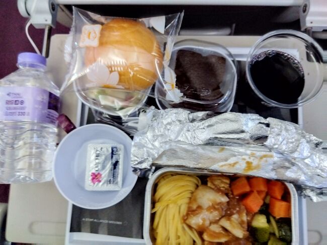 機内食。以前よりずっとシンプルですが、赤ワイン頂きました。